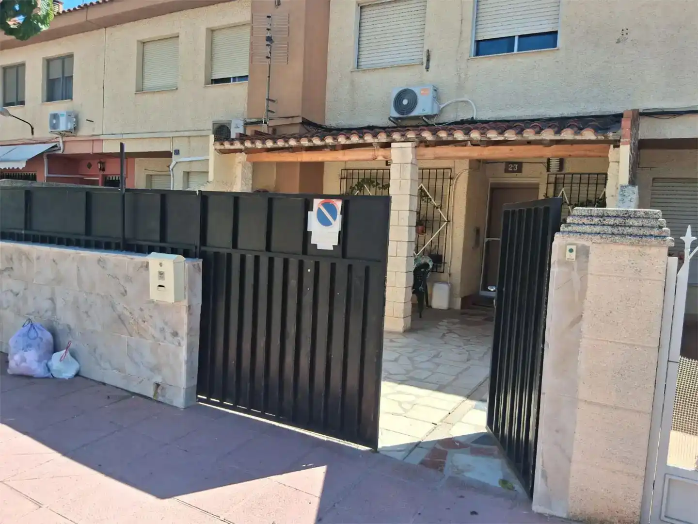 Vista exterior de Casa o xalet en venda en Algueña amb Aire condicionat i Balcó