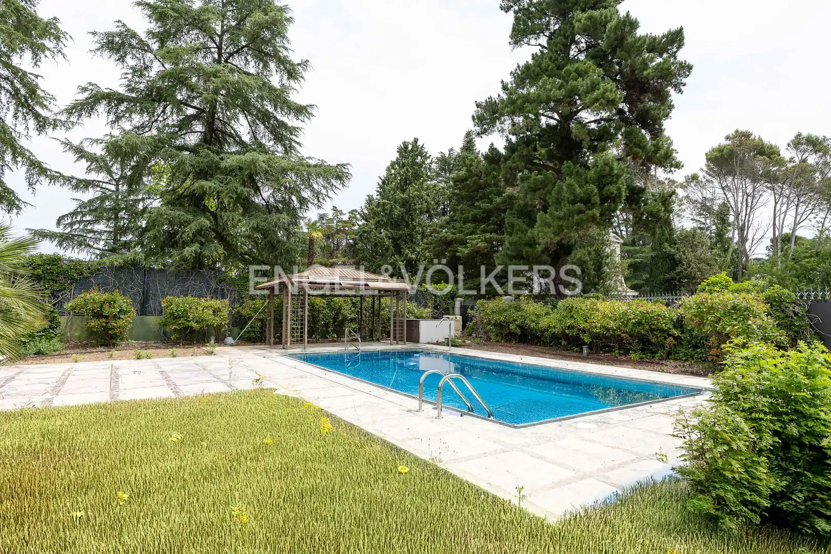 Piscina de Casa o chalet en venta en Madrid con Aire acondicionado, Calefacción y Jardín privado