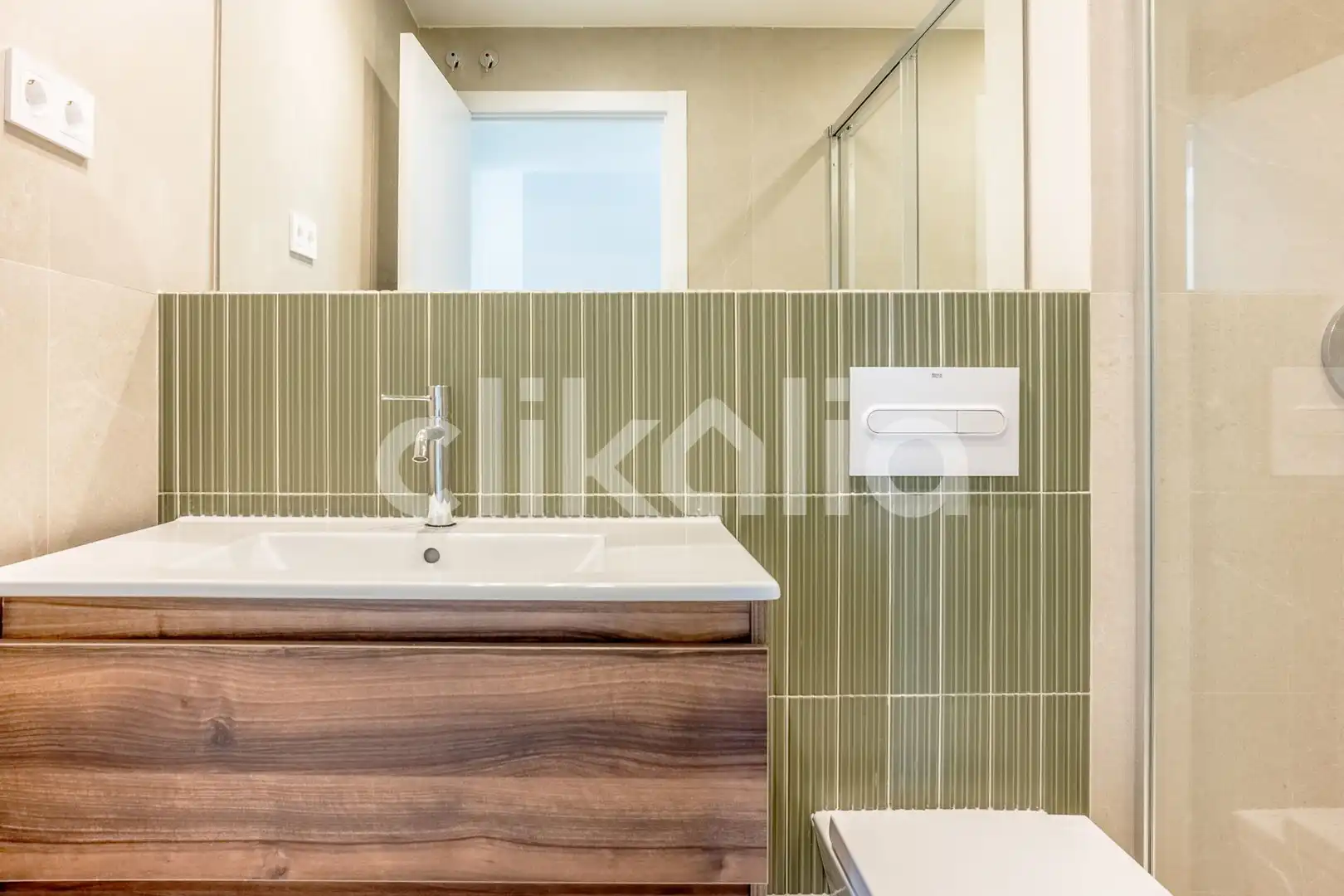 Baño de Piso en venta en Sevilla con Aire acondicionado y Jardín privado