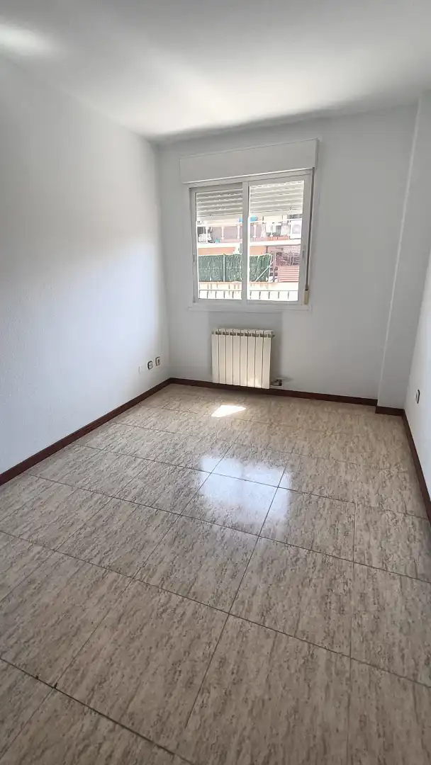 Schlafzimmer von Wohnung zur Miete in Utebo mit Heizung und Ofen