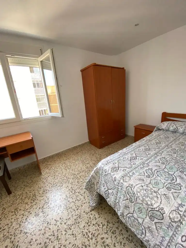 Dormitori de Pis per a compartir en Málaga amb Aire condicionat, Moblat i Alarma