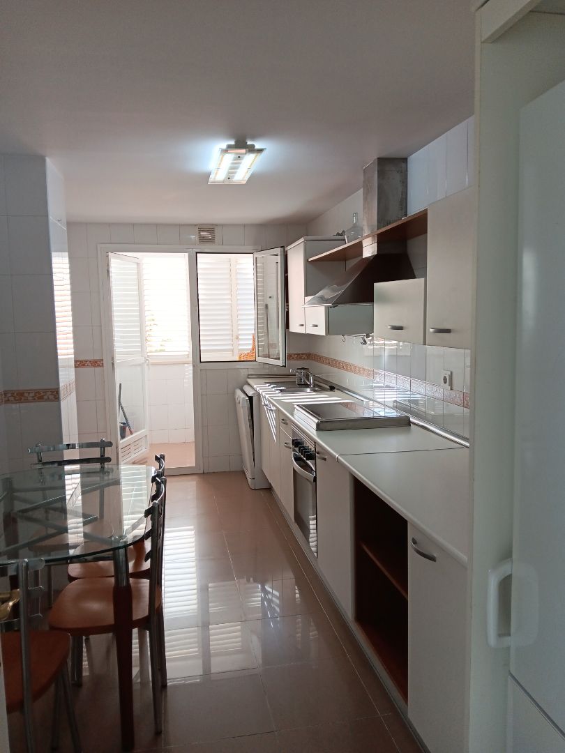 Cuina de Pis de lloguer en Bormujos amb Aire condicionat i Piscina comunitària