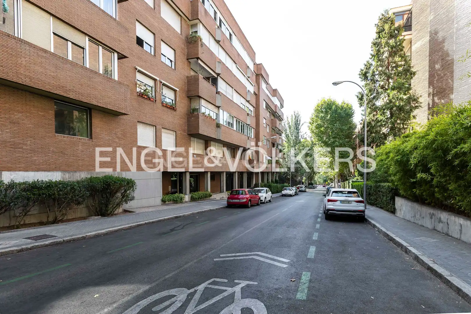 Vista exterior de Casa o xalet en venda en Madrid amb Calefacció, Jardí privat i Balcó