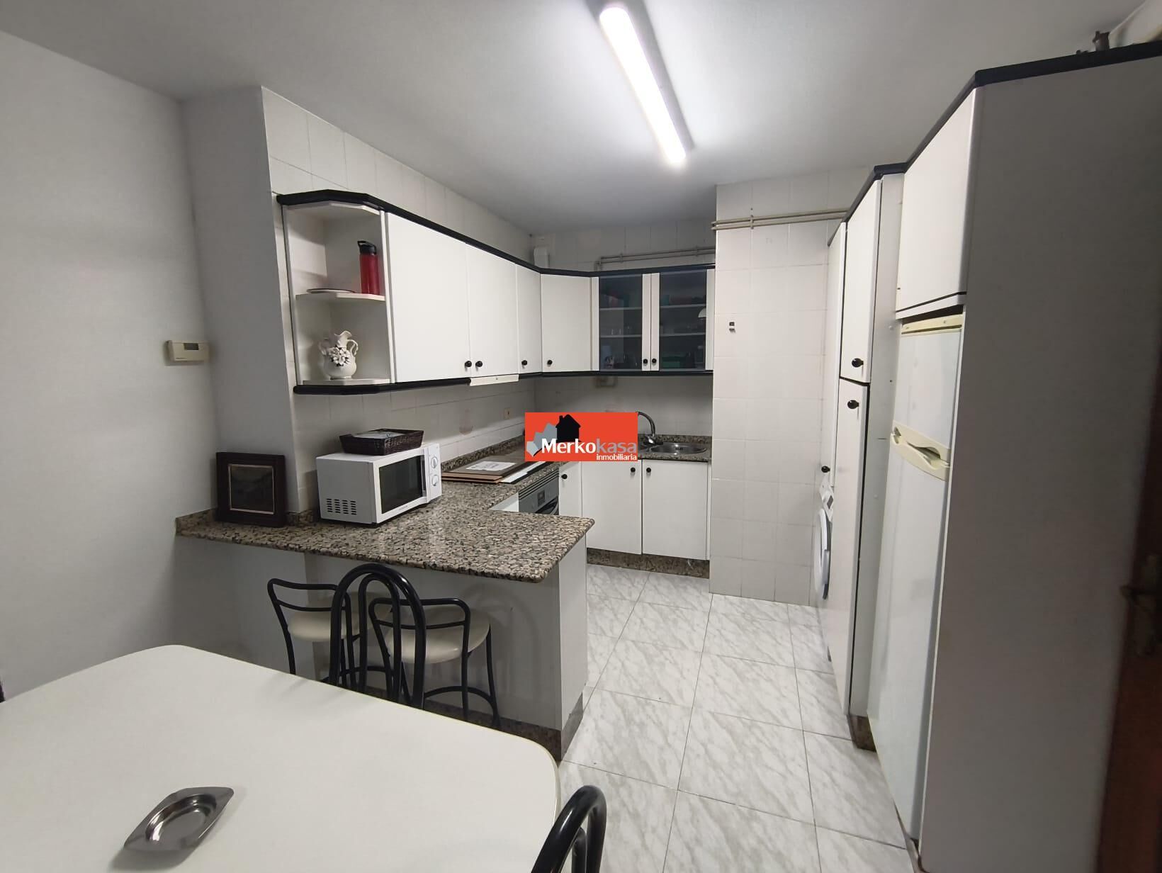 Cuina de Apartament de lloguer en Lugo Capital amb Calefacció, Traster i Moblat