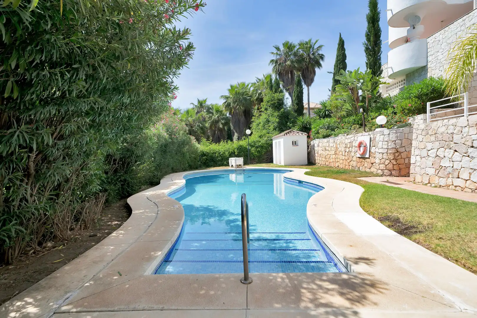 Piscina de Ático de alquiler en Marbella con Aire acondicionado, Calefacción y Jardín privado