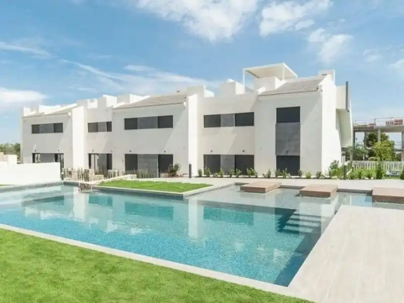 Piscina de Casa o chalet en venta en Torrevieja con Jardín privado, Terraza y Balcón