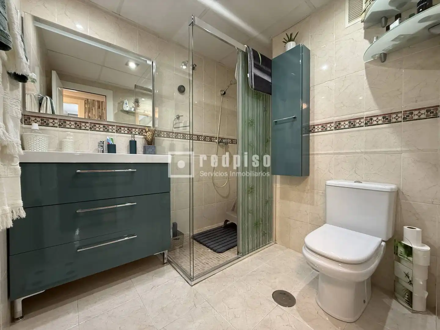 Baño de Piso en venta en Málaga con Aire acondicionado, Calefacción y Jardín privado