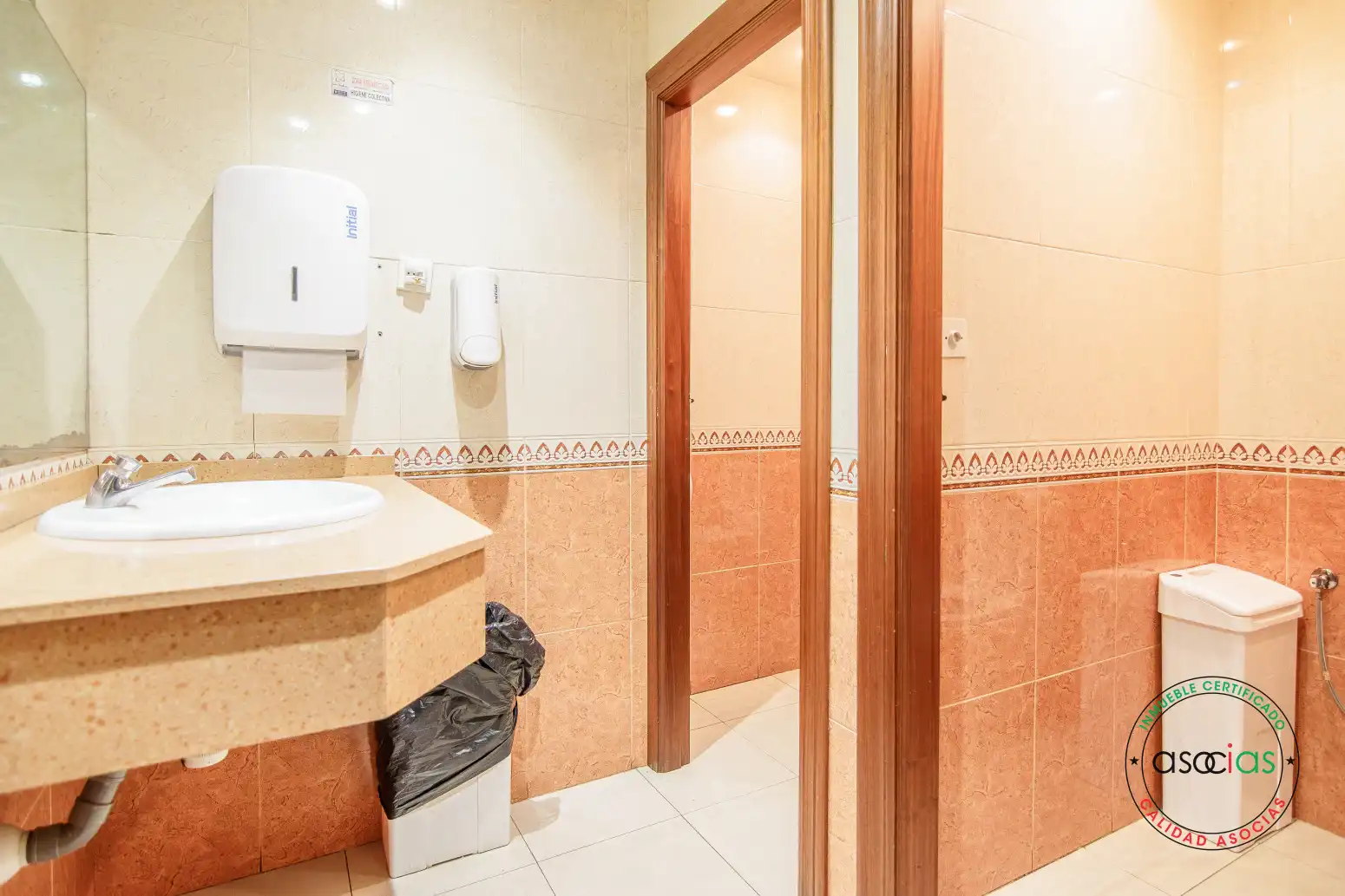 Badezimmer von Geschaftsraum zum Verkauf in Castrillón mit Klimaanlage und Möbliert