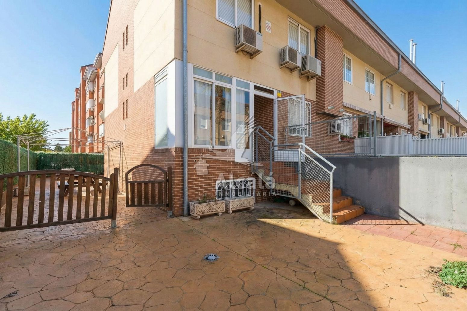 Exterior view of Single-family semi-detached for sale in Alcalá de Henares  with Heating and Terrace