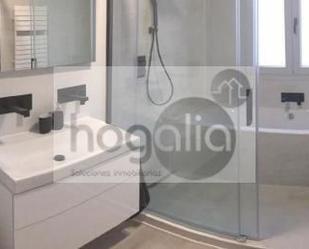 Bathroom of Attic to rent in  Sevilla Capital  with Air Conditioner, Heating and Terrace