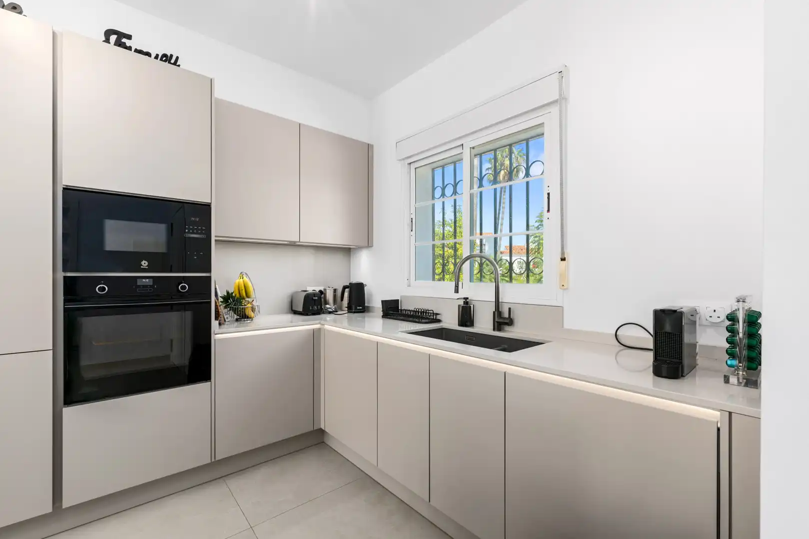 Cocina de Casa o chalet en venta en Estepona con Aire acondicionado, Jardín privado y Terraza