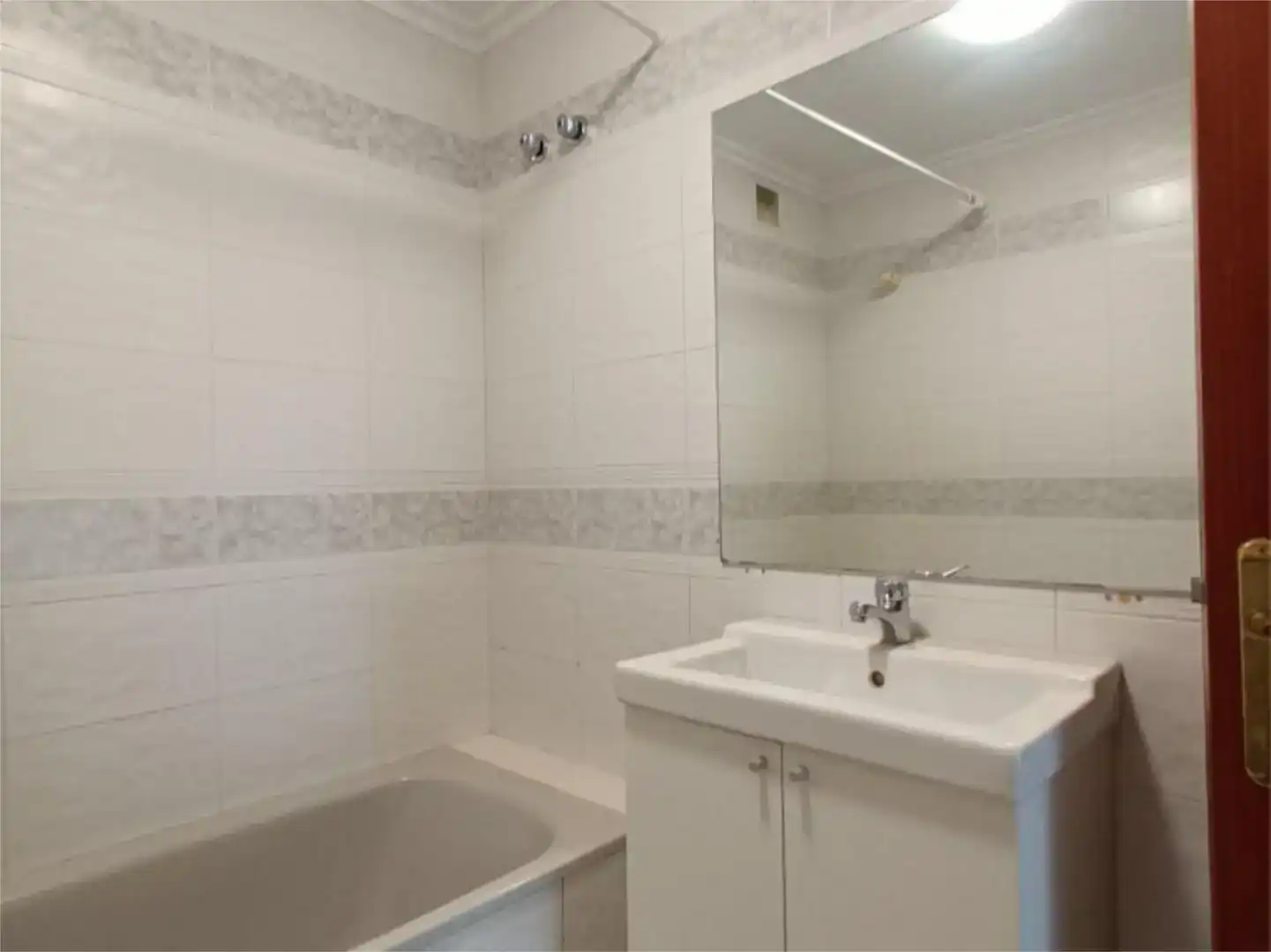 Baño de Piso de alquiler en Vigo  con Jardín privado, Parquet y Trastero