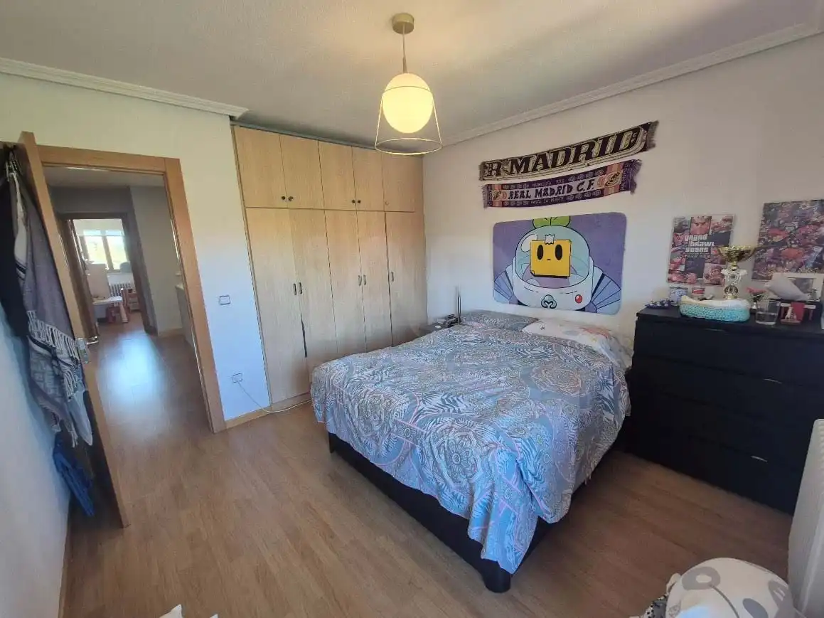 Dormitori de Casa adosada en venda en Monterrubio de Armuña amb Calefacció i Terrassa