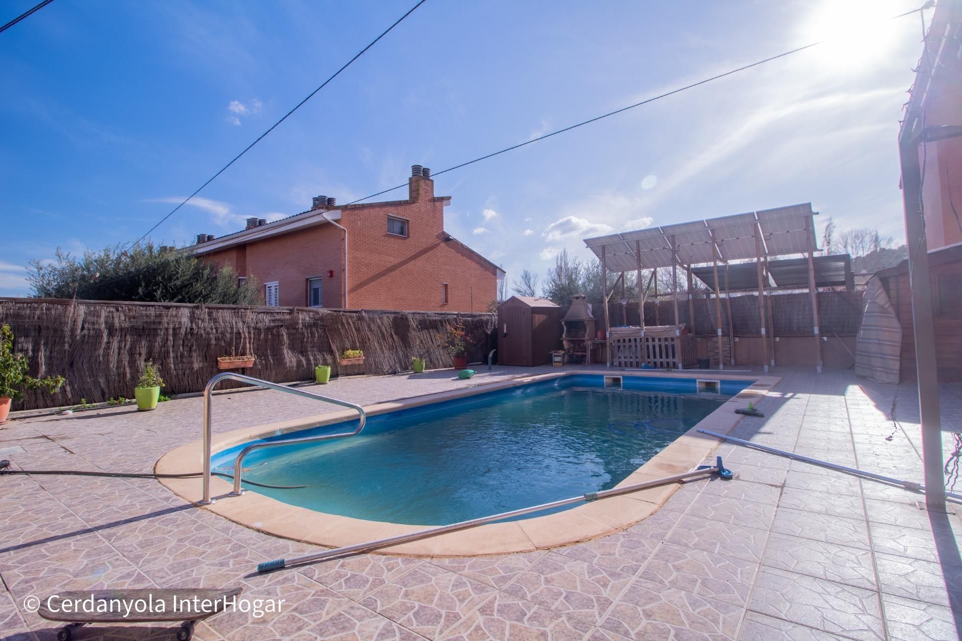 Piscina de Planta baixa en venda en Cerdanyola del Vallès amb Terrassa
