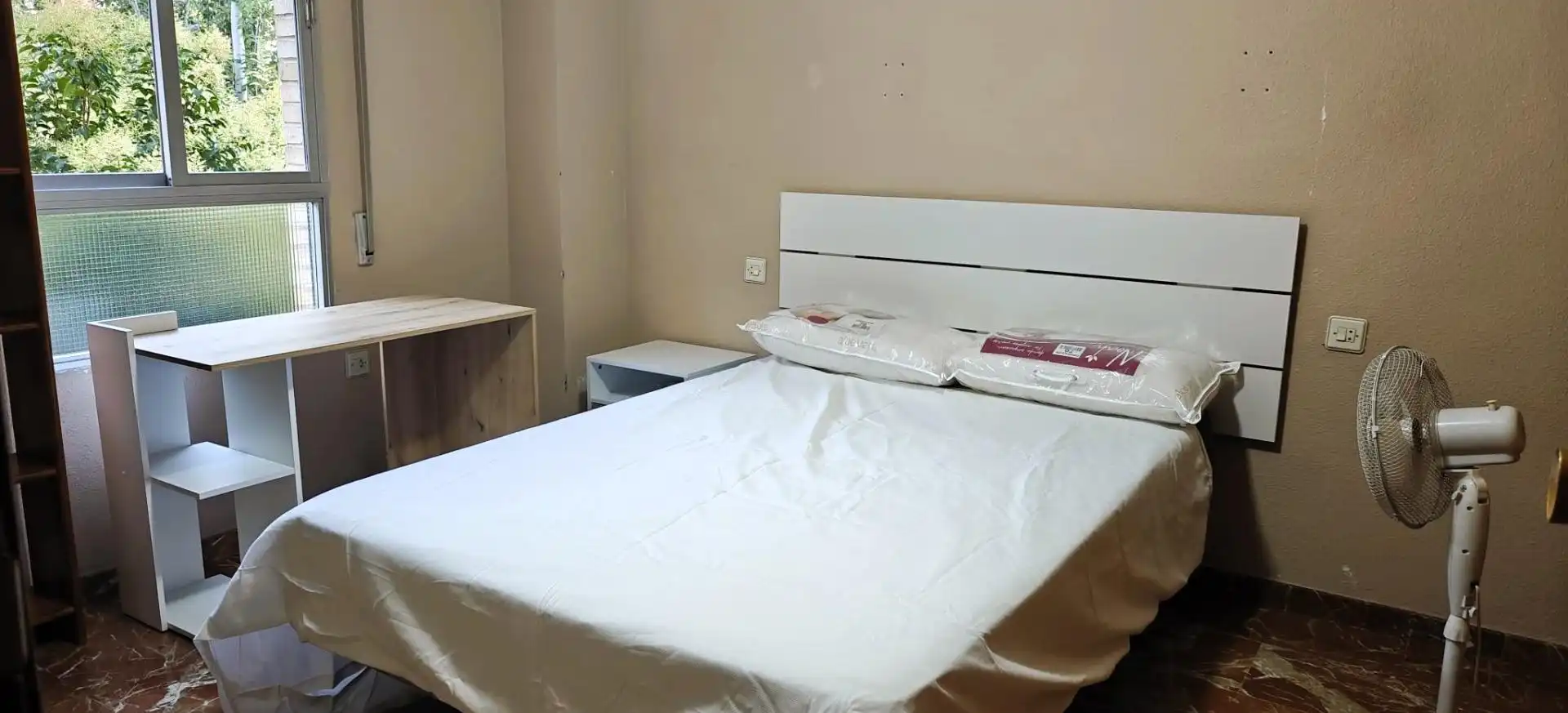 Dormitori de Pis de lloguer en Granada amb Jardí privat, Moblat i Balcó