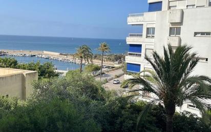 Vista exterior de Apartament de lloguer en Estepona amb Terrassa i Piscina