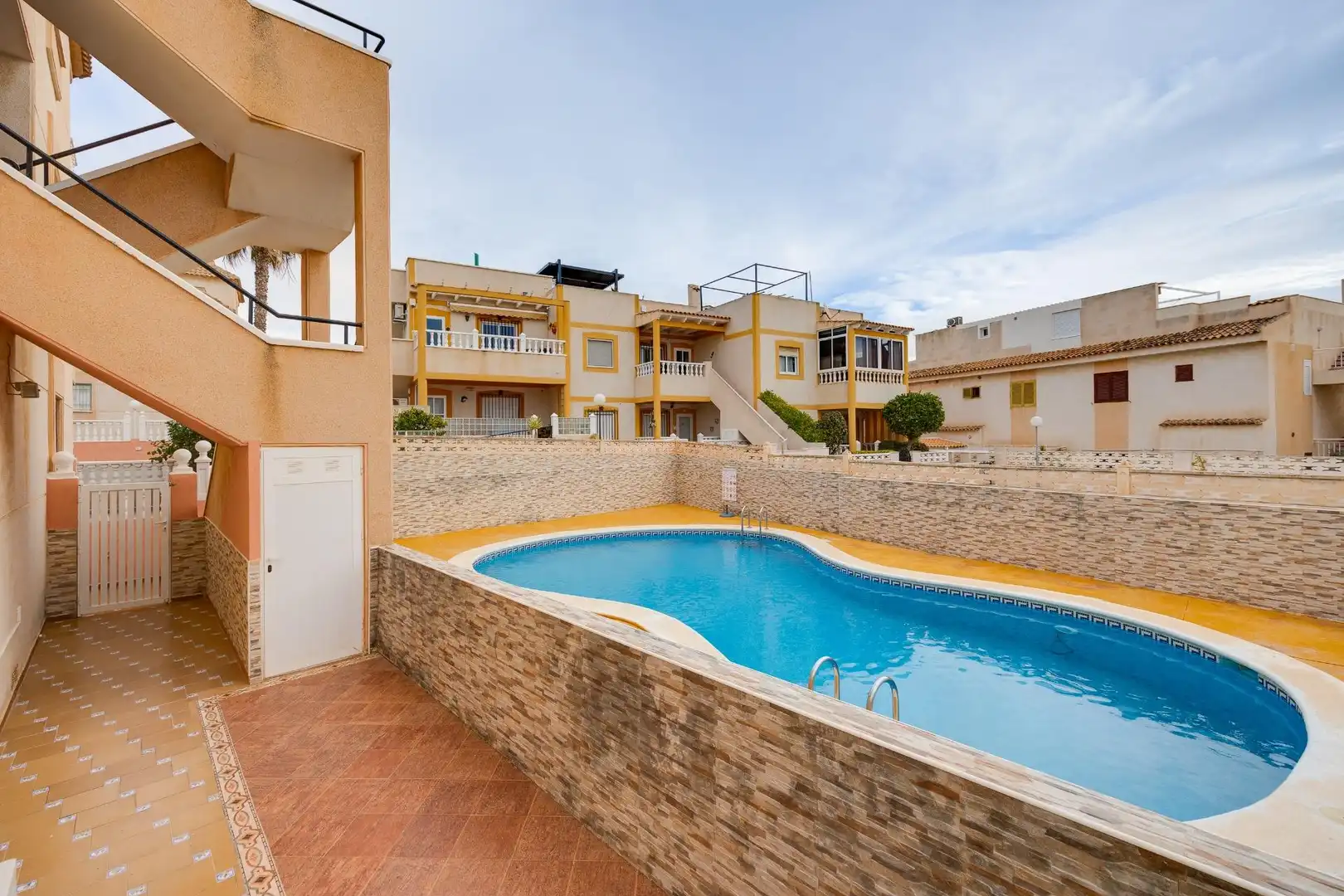 Piscina de Apartament en venda en Torrevieja amb Aire condicionat, Jardí privat i Terrassa