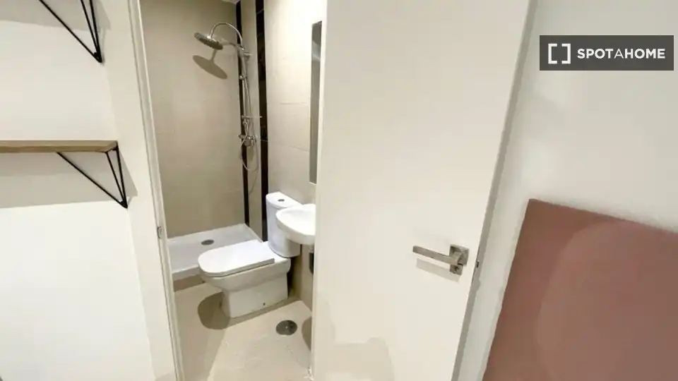 Baño de Piso de alquiler en Madrid con Aire acondicionado, Calefacción y Amueblado
