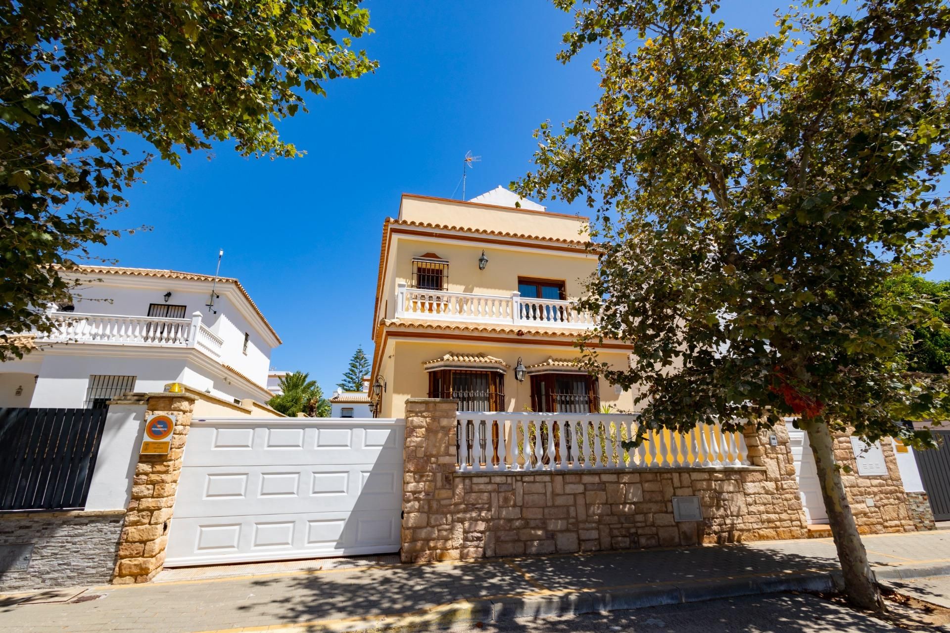 Vista exterior de Casa o xalet en venda en Chipiona amb Aire condicionat, Calefacció i Jardí privat