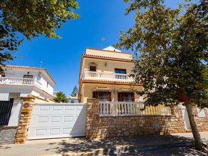 Vista exterior de Casa o xalet en venda en Chipiona amb Aire condicionat, Terrassa i Piscina