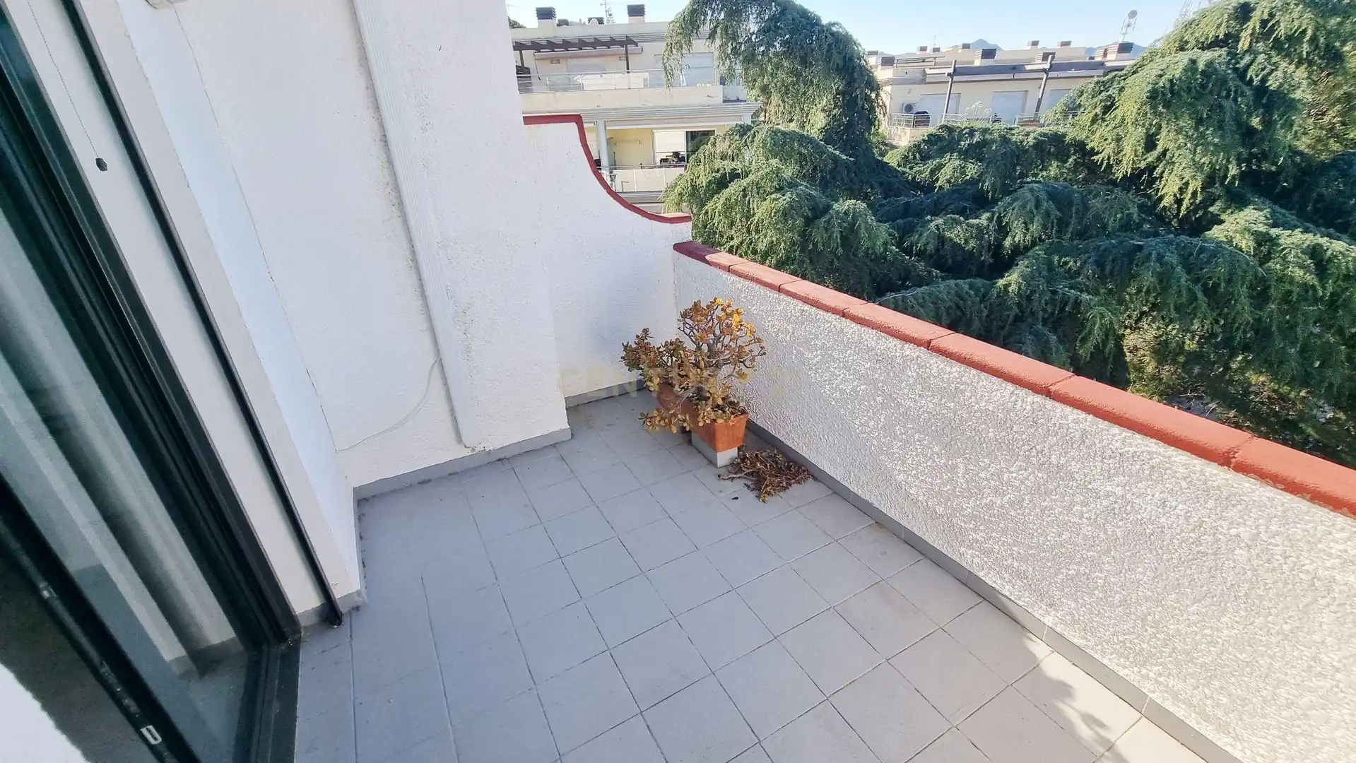 Terrasse von Einfamilien-Reihenhaus zum Verkauf in Llançà mit Privatgarten, Ofen und Waschmaschine
