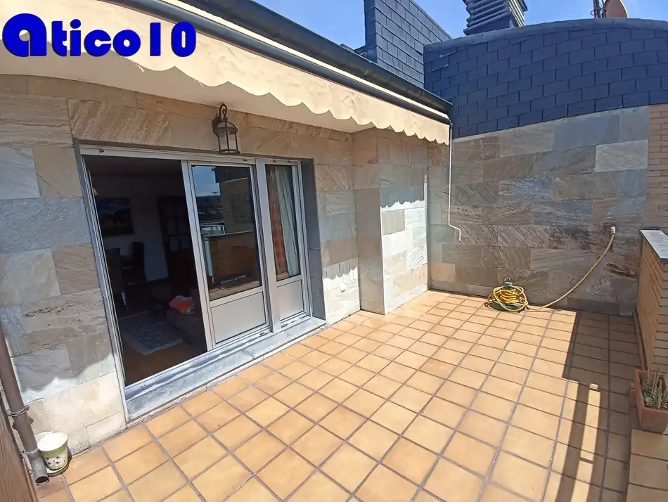 Terrassa de Àtic en venda en Oviedo  amb Calefacció, Jardí privat i Parquet