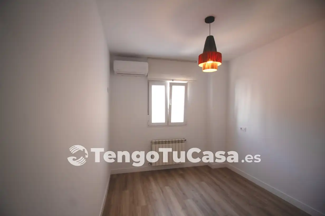 Bedroom of Flat for sale in Madrid  with Air Conditioner, Heating and Parquet flooring