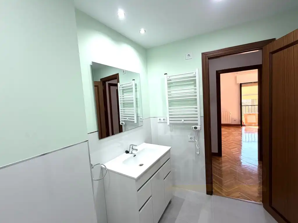 Badezimmer von Wohnung zur Miete in Madrid