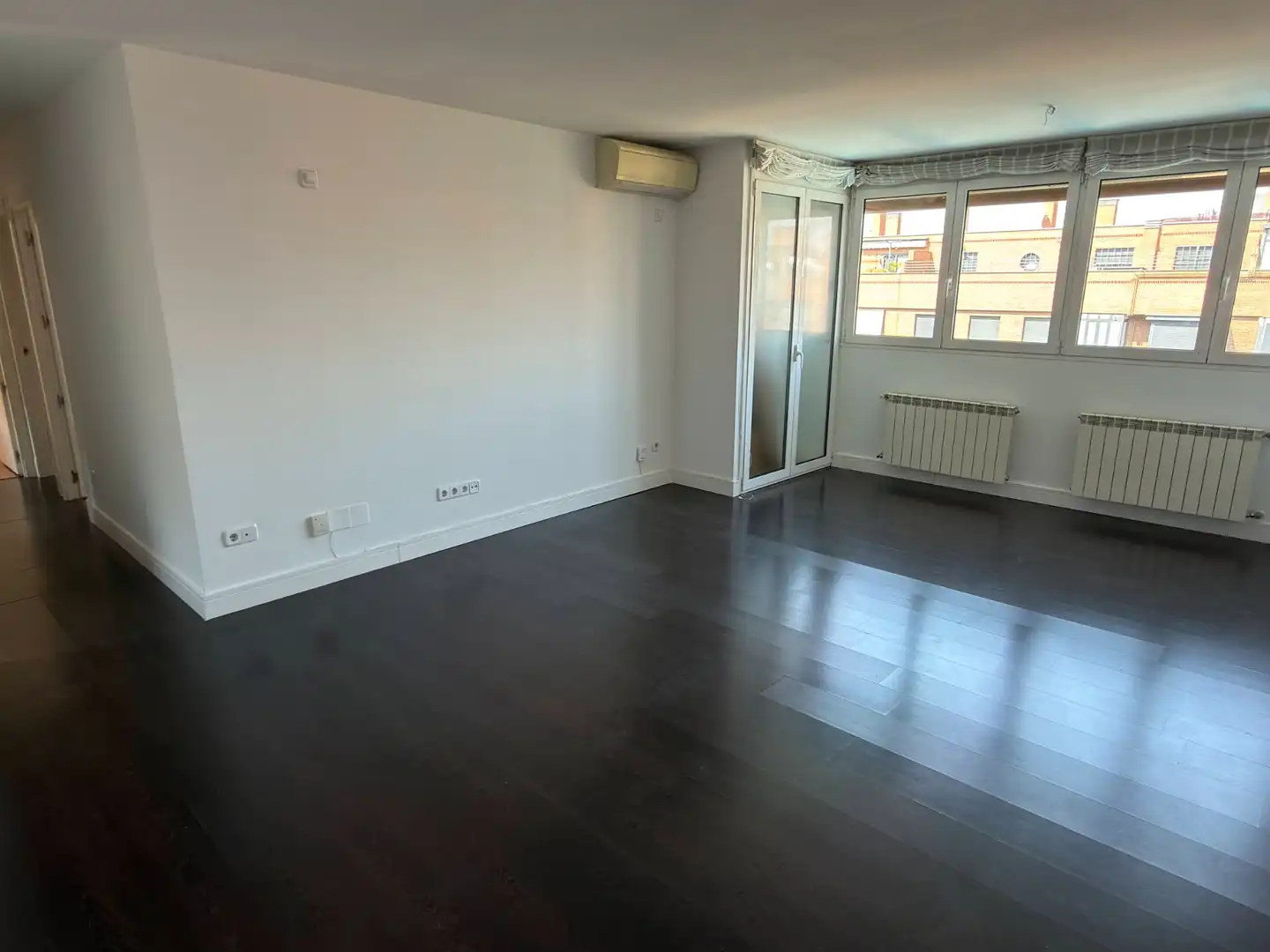 Living room of Flat for rent in Madrid  with Air Conditioner, Heating and Parquet flooring
