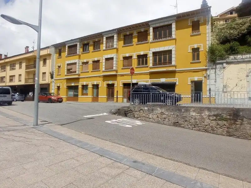 Vista exterior de Edifici en venda en Tineo