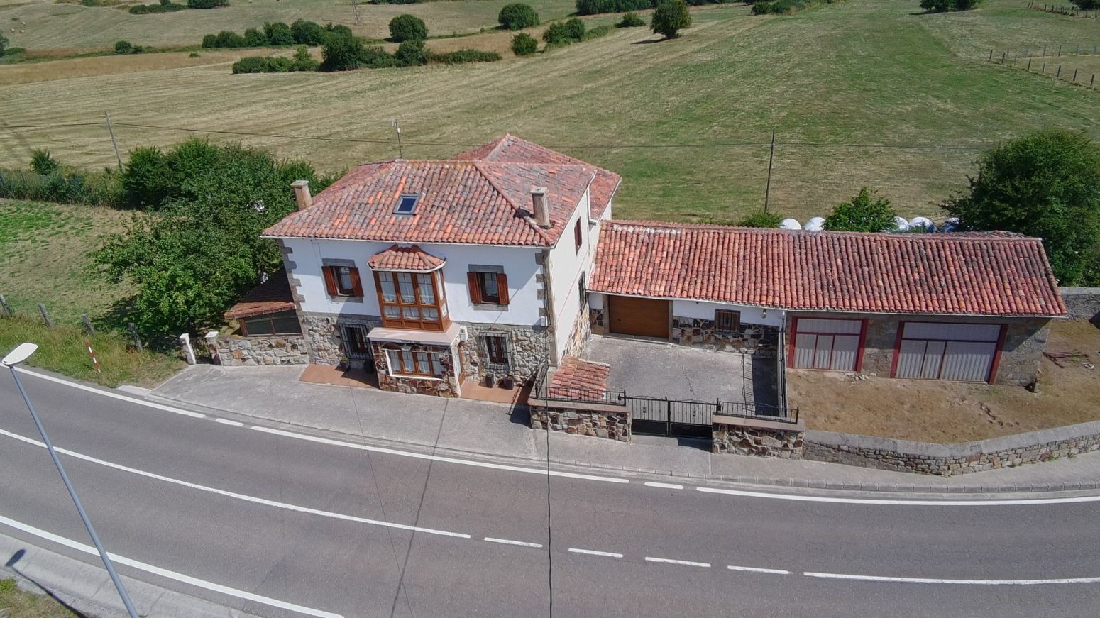 Vista exterior de Casa o chalet en venta en Las Rozas de Valdearroyo  con Calefacción y Jardín privado