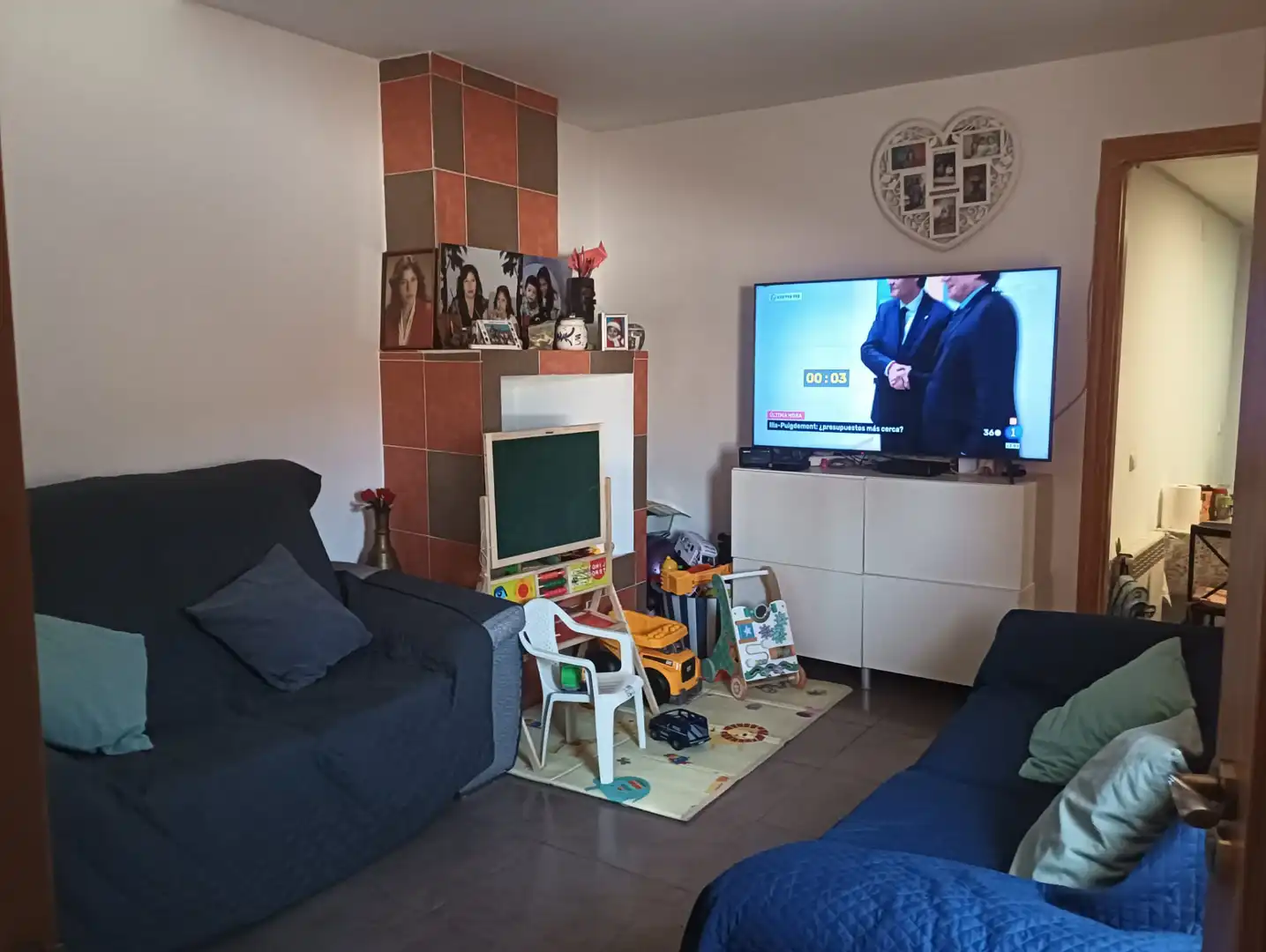 Sala d'estar de Casa o xalet en venda en Camuñas amb Calefacció, Jardí privat i Terrassa