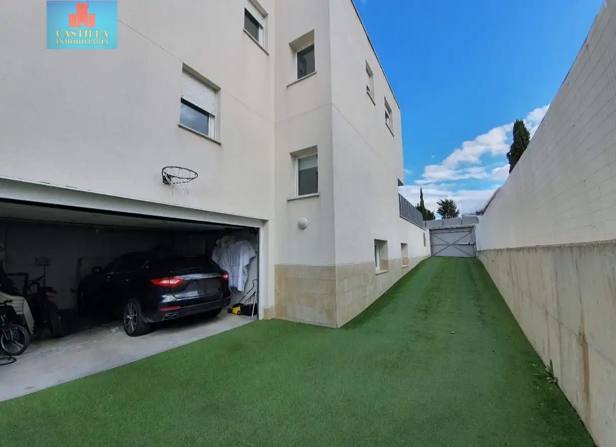 Parking de Casa o chalet de alquiler en Ávila con Calefacción, Jardín privado y Terraza