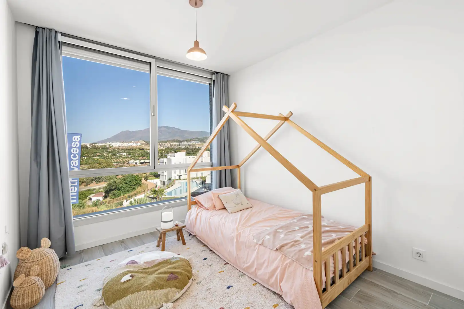 Habitación de Casa adosada de alquiler en Estepona con Aire acondicionado, Terraza y Piscina