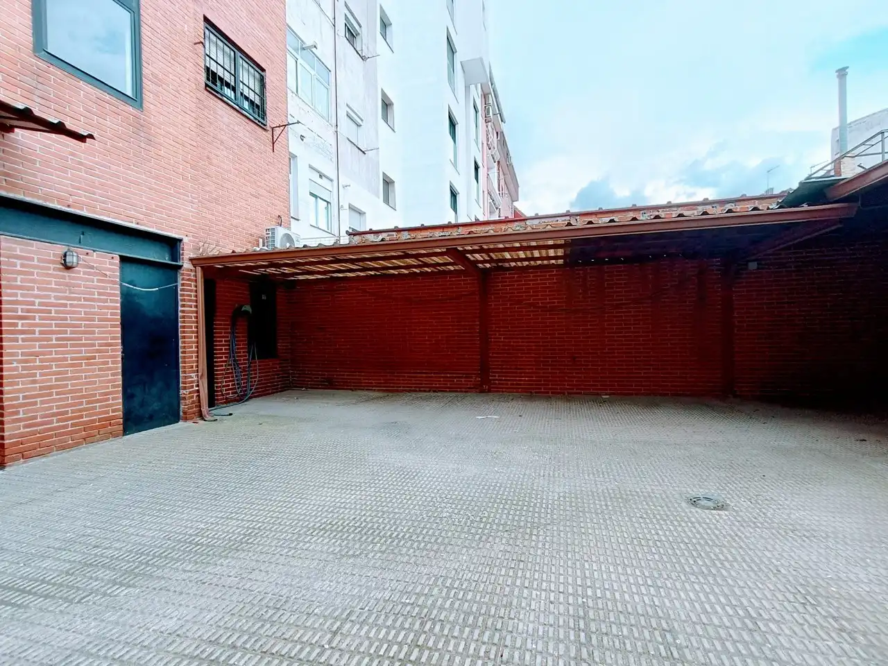 Parking of Flat for rent in Madrid  with Heating and Parquet flooring