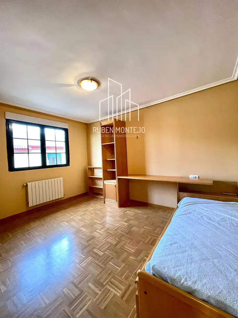 Habitación de Casa adosada en venta en Doñinos de Salamanca con Calefacción, Jardín privado y Trastero