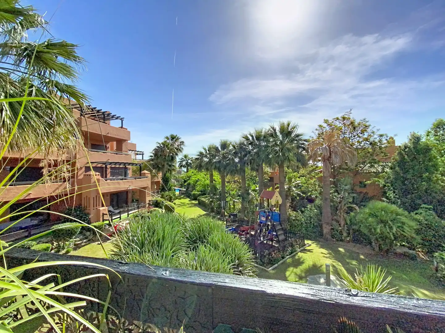 Vista exterior de Apartament en venda en Estepona amb Aire condicionat, Terrassa i Piscina