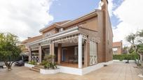 Vista exterior de Casa o xalet en venda en Rivas-Vaciamadrid amb Aire condicionat, Terrassa i Piscina