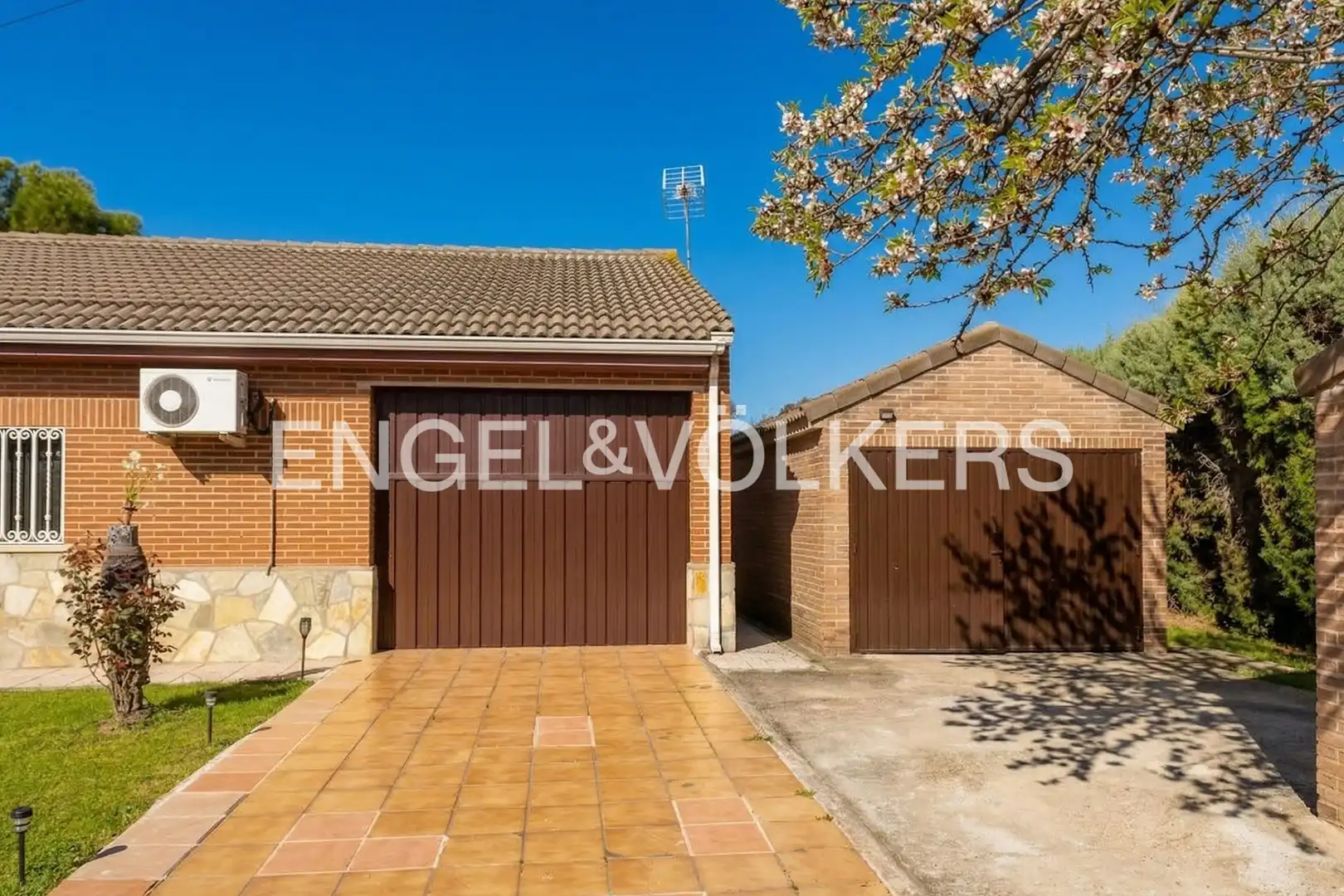 Vista exterior de Casa o xalet en venda en Mejorada del Campo amb Aire condicionat, Calefacció i Terrassa