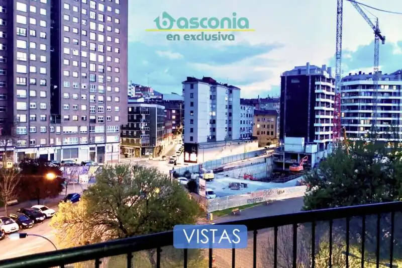 Vista exterior de Piso en venta en Basauri  con Calefacción, Amueblado y Balcón
