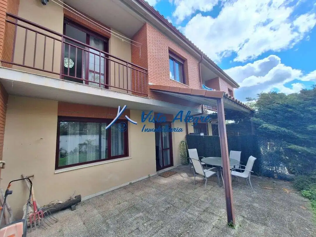 Außenansicht von Einfamilien-Reihenhaus zum Verkauf in Santo Domingo de la Calzada mit Heizung, Privatgarten und Terrasse