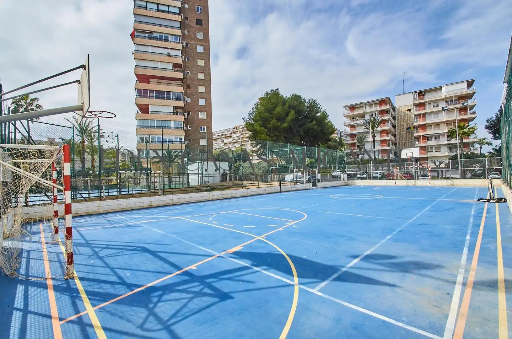 Vista exterior de Apartamento en venta en Alicante / Alacant con Terraza, Trastero y Amueblado