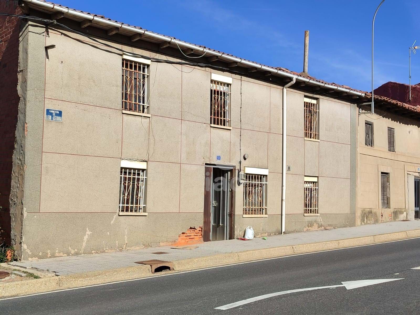 Vista exterior de Casa o xalet en venda en Santa Marina del Rey amb Calefacció