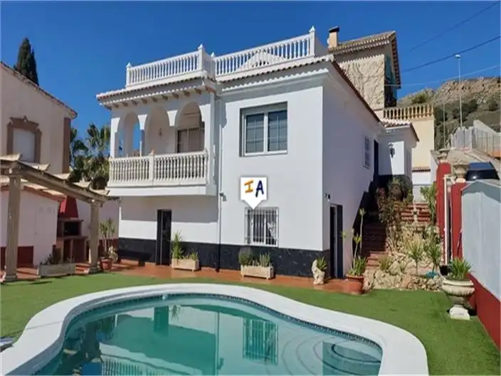 Vista exterior de Casa o xalet en venda en Loja amb Terrassa, Traster i Piscina