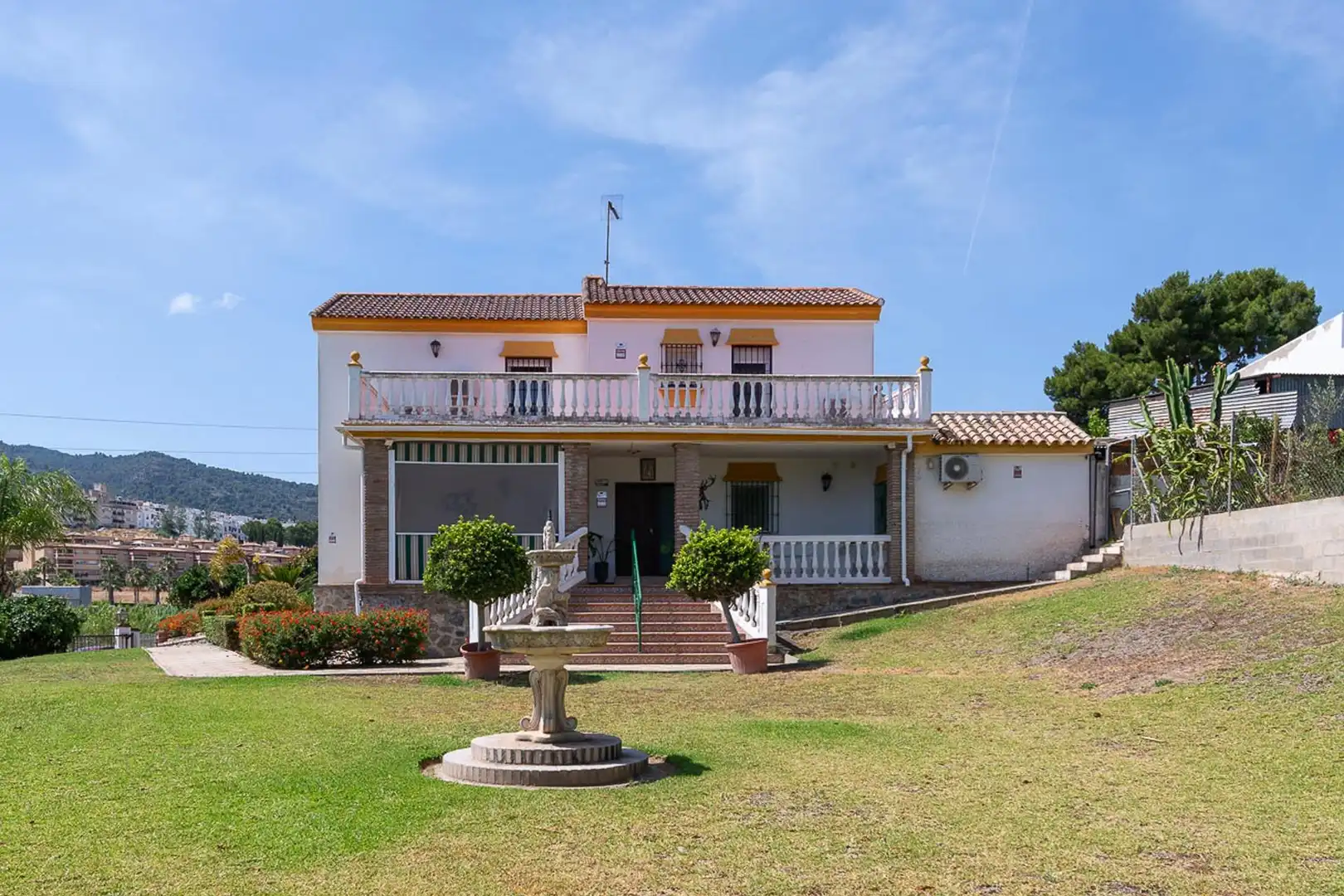 Vista exterior de Casa o chalet en venta en Alhaurín de la Torre con Aire acondicionado, Jardín privado y Terraza