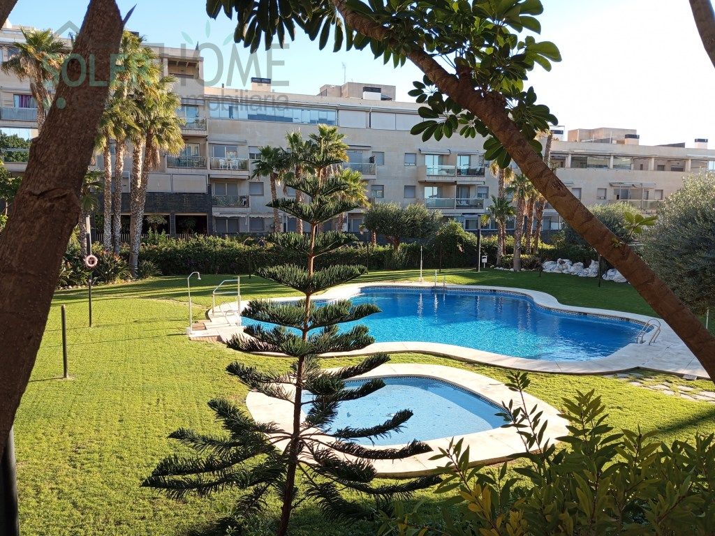 Vista exterior de Pis en venda en Torremolinos amb Aire condicionat, Calefacció i Jardí privat