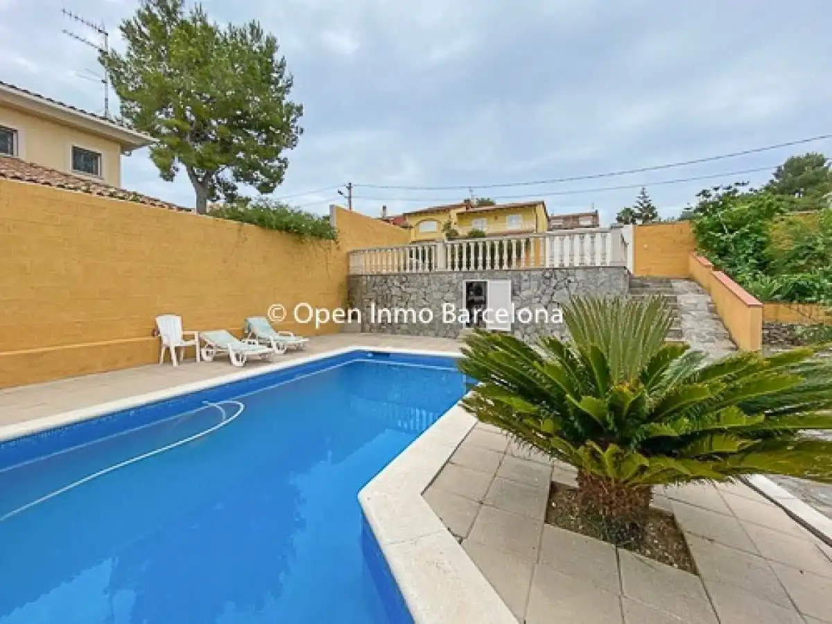 Houses for sale in Avenida MONTSENY, Mas d'En Serra - Els Cards