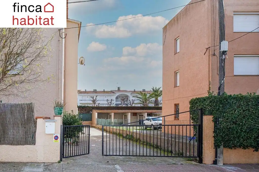 Vista exterior de Apartamento en venta en L'Estartit con Terraza