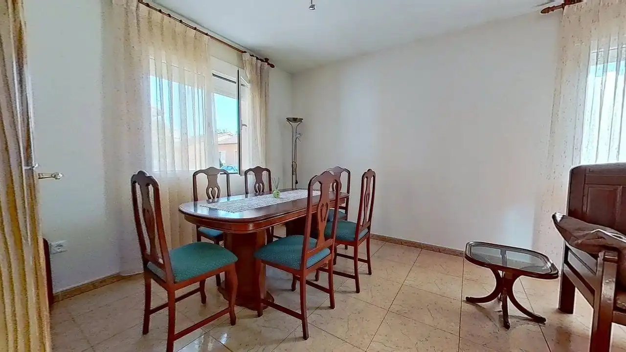 Menjador de Casa adosada en venda en Santiuste de San Juan Bautista amb Calefacció, Jardí privat i Moblat