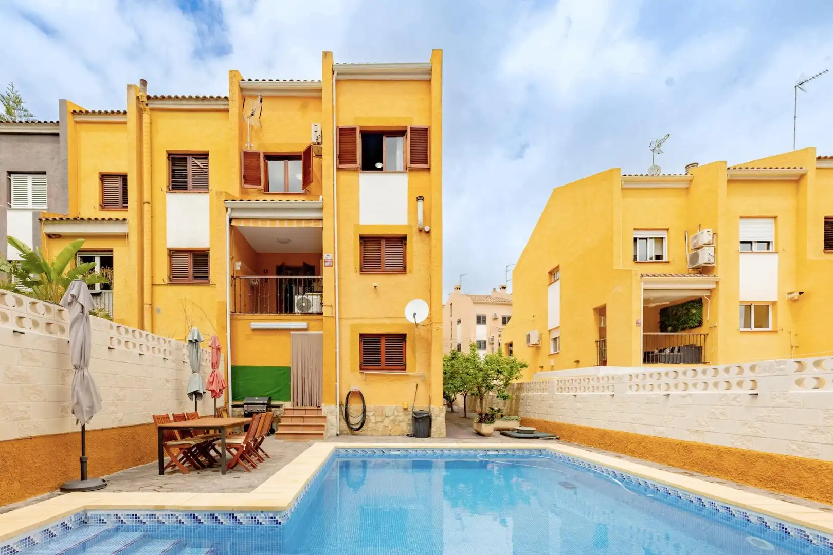 Vista exterior de Casa adosada en venta en Chiva con Aire acondicionado, Calefacción y Terraza